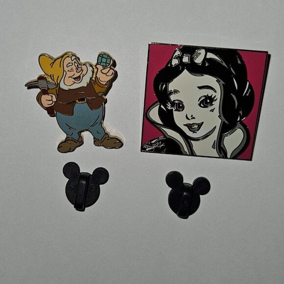 Disney Pin Vintage Lot of 2 Snow White Lefcort Portrait Happy Dwarf Green Jewel - Picture 3 of 7